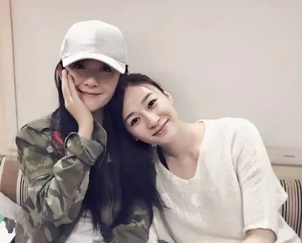 李小冉和谢娜:曾经最好的闺蜜,却渐行渐远,娱乐圈谁红跟谁玩?