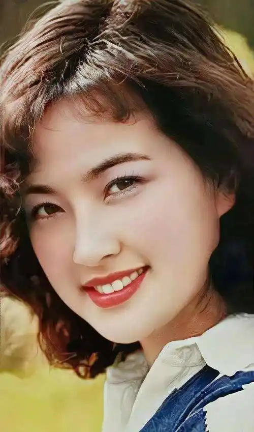 刘晓庆年轻时的长相,并不是鹅蛋脸,反而是有点国字脸,皮肤也不够白.