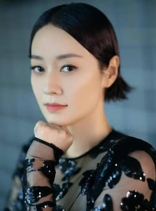 马伊琍换发型有了女王范贴头皮中分配透视长裙美出新高度