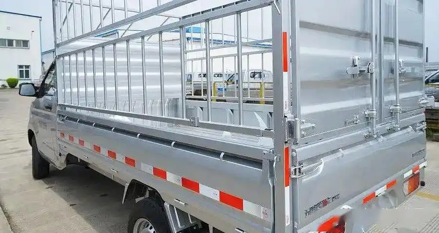 五菱爆款新车,首批1800台侧翻转加强型仓栅车交付!