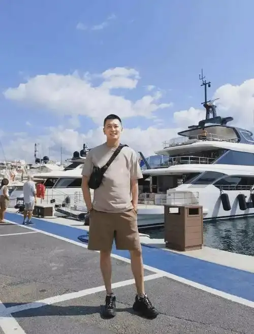 辽宁男篮主帅杨鸣晒西班牙学习照,品尝当地美食享受旅游生活