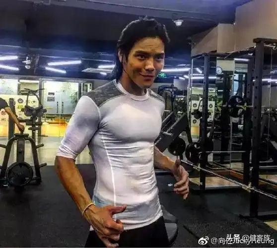 香港第一太子爷向佐为爱减80斤这八块腹肌绝不是画上去的