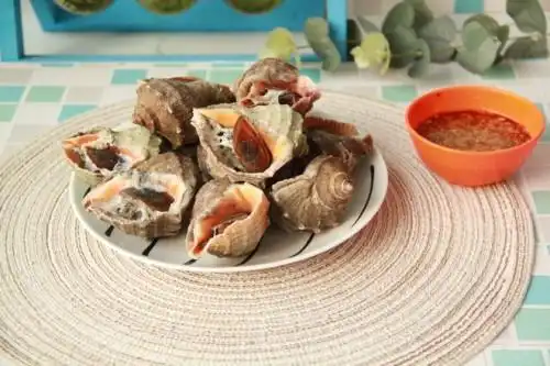 清水里加少量盐,海螺放进去浸泡15-30分钟,再用小刷子把外壳和吸盘刷