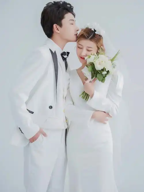 2021爱拉维尔摄影原创室内高级感婚纱照