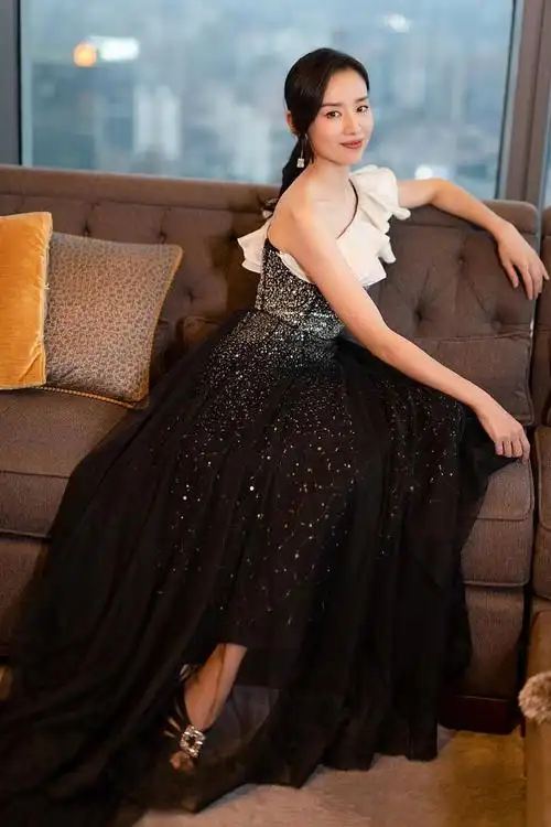 40岁董洁一袭星空礼服优雅大气,气质清新脱俗,美回颜值巅峰了!