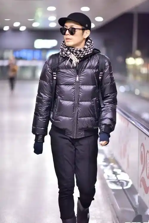 钟汉良穿衣有大叔效果面包服配格纹围巾入冬的感觉挺明显