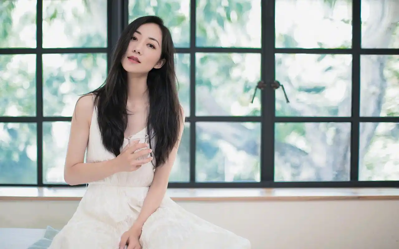 韩雪吊带白裙性感写真桌面壁纸