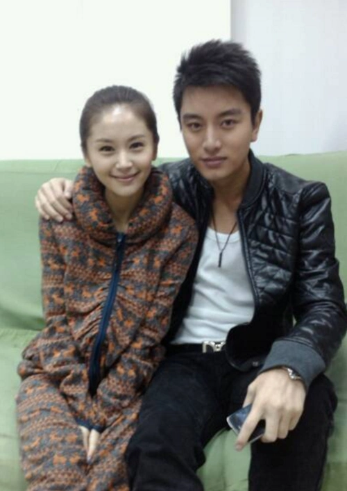 王子文与贾乃亮合影.