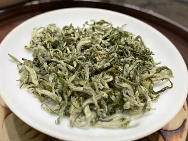 说起洞庭碧螺春,很多茶友都喜欢它卷曲似螺,香气清新,入水而化,翠绿