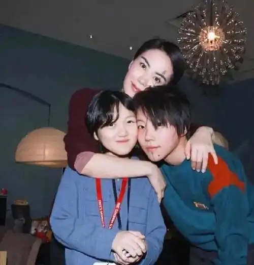 越变越好看!18岁李嫣大眼超像李亚鹏,和妈妈王菲聊天也被曝光了