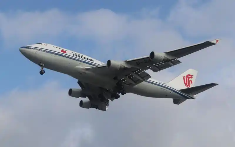 国航747-400进近和降落三亚凤凰机场,国航744也砸地了?