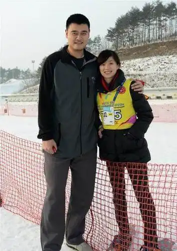 姚明追叶莉吃尽苦头,成nba状元才获叶莉家同意