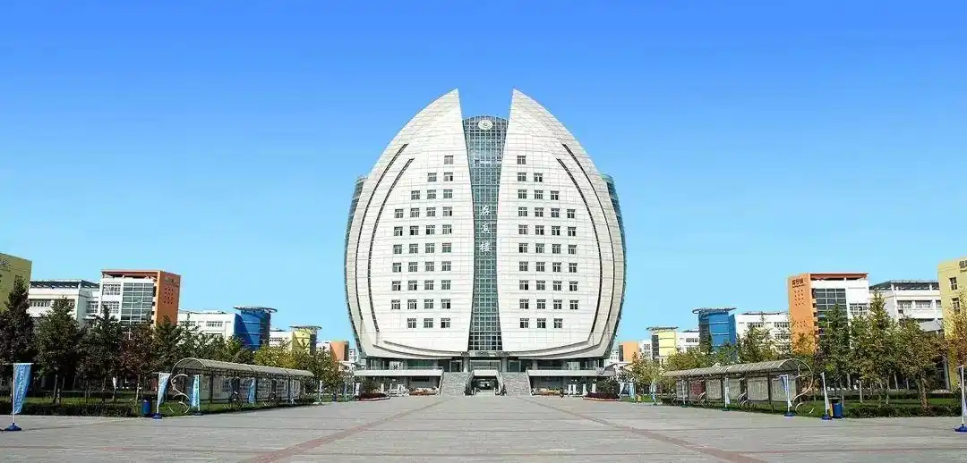 开工建设石家庄二中南校区,2004年,创办全省第一个教育集团.