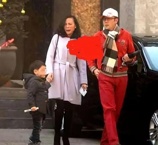 蔡国庆妻子不惊艳但素颜干净清秀身材凹凸有致难怪要藏着