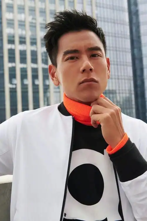 彭于晏,中国籍男演员,在香蕉这里,他属于型男实力派,自律性的完美男神