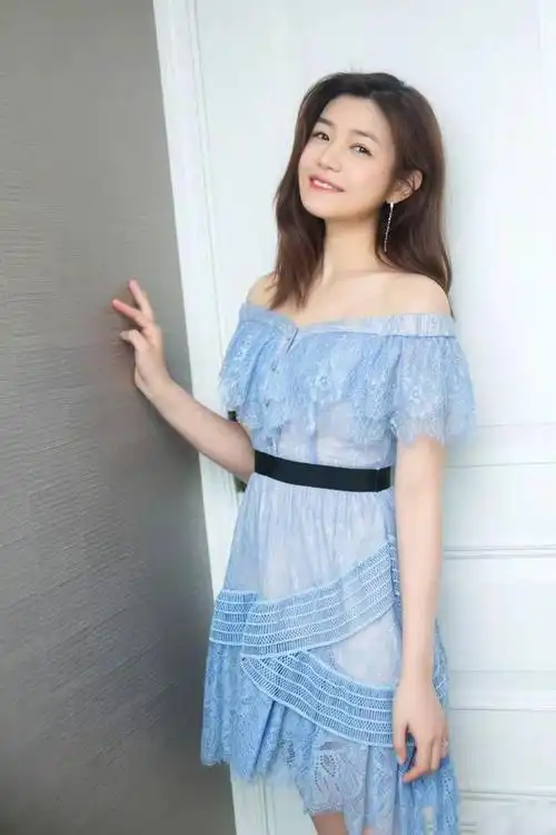 陈妍希完美诠释"微胖美",透视毛衣配超短裤玩下衣失踪,真吸睛