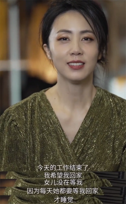 孙莉戴多多做的耳环排话剧,视若珍宝,幸福称女儿每天都等她回家