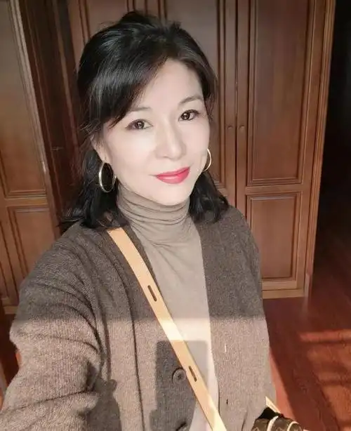 如果保养得好,看起来是风韵犹存,如果从来不注意保养,甚至能看出来