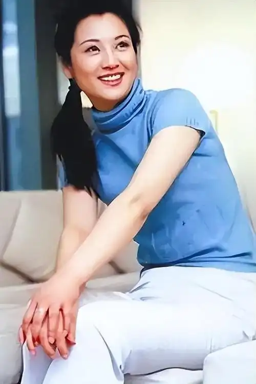 一扇看起来平平无奇的大门,推开之后却夺走了《夕阳红》主持人沈旭华