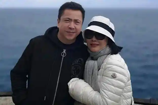 原创 王中磊妻子发长文回应夫妻清空微博,竟与其父亲有关,背后真相令