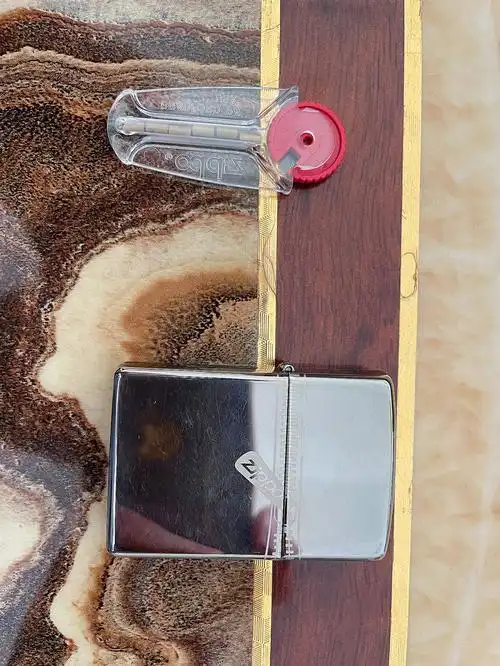 买的火石到啦,今天自己动手换一下1, 把zippo打火机的盖子打开然后把