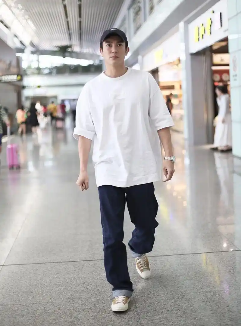 杜江街拍:白t恤牛仔裤帆布鞋 阳光帅气