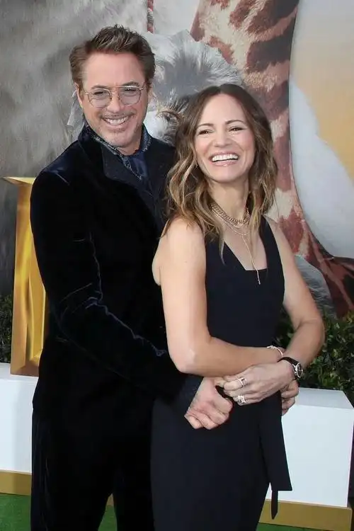 唐尼请了一个威尔士语老师,还录了很多辛老师michael sheen说的话仔细