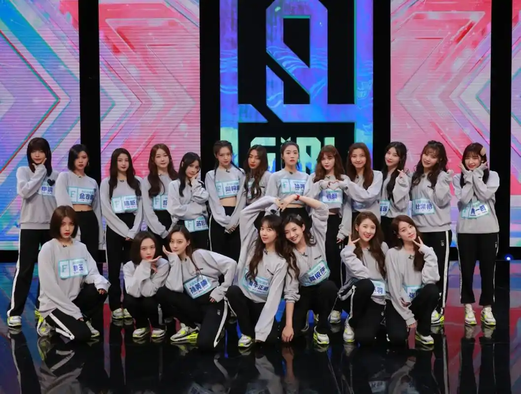 青春有你2选手a-f班班级大合影来了,大家第一眼看到了谁谁更显眼?