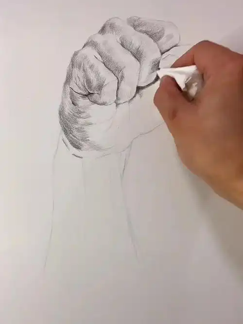 这画工真是厉害!用铅笔白纸上画拳头,画的这立体感太强了