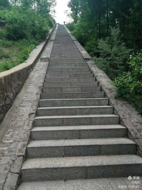 走过一段上坡路,这一路向上直达佛母洞的1680级台阶赫然给了我们一个