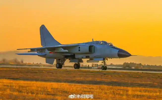 #空军战鹰与朝霞共舞壁纸##霞光中的战机满满氛围感#