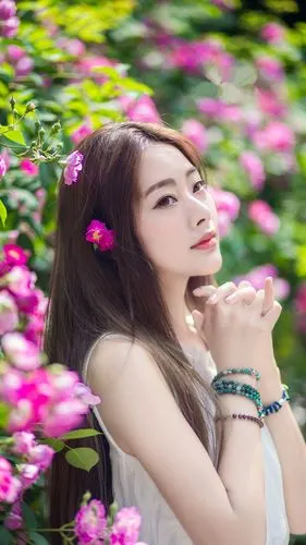 养眼美女户外甜美写真手机锁屏壁纸