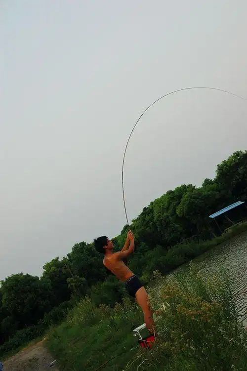 喜欢钓鱼的男人姿势很帅以柔克刚