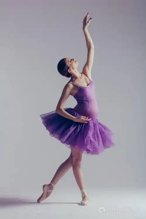 年轻漂亮的芭蕾舞演员在画室里摆姿势