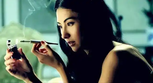 女星抽烟:舒淇撩人,baby老练,范冰冰冷艳,赵丽颖像吃棒棒糖
