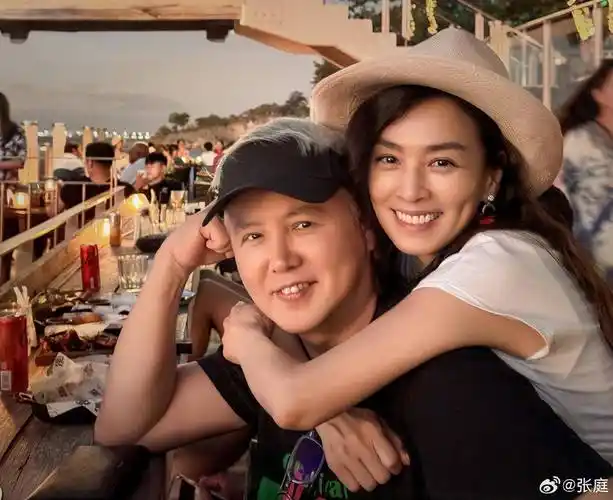 张庭晒全家照,大10岁老公满头白发:最幸福的日子就是和家人在一起,吃