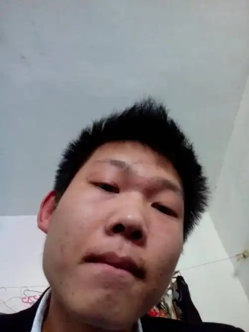 这一现象在社交媒体时代尤为突出,人们热衷于自拍和分