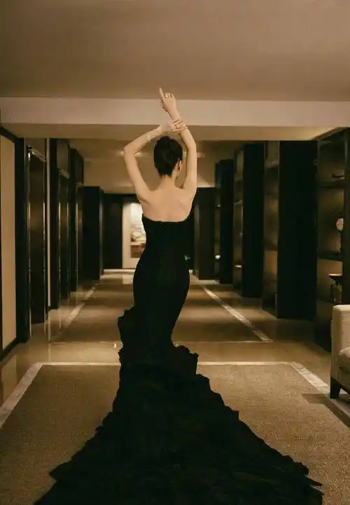 原创杨颖背部线条太美了一袭花开落地抹身材鱼尾裙时尚又高贵