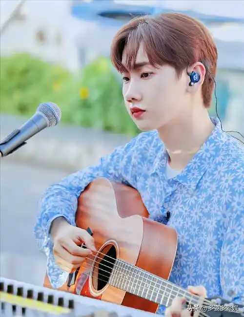 汪苏泷新恋情疑似被曝光,贴心为女友拎鞋,还穿同一件外套_音乐_刘大锤