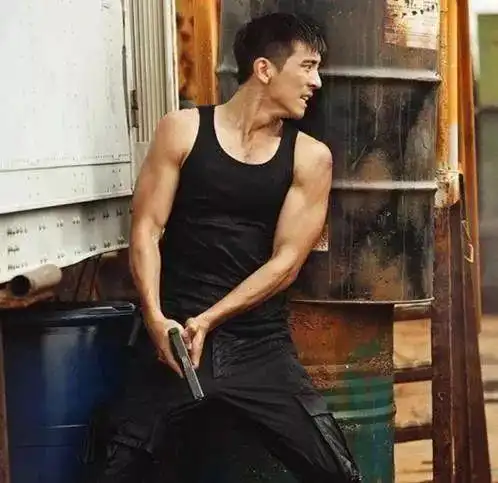 看来健身不但能使人年轻 还能促成良缘呢 看看修杰楷的身材 健身的