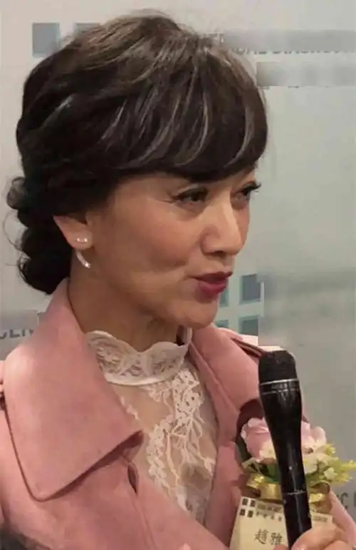 这是不老女神赵雅芝白发依稀皱纹明显毫无仙气
