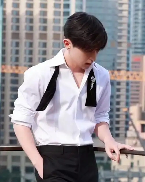 邓伦秋日拍摄花絮曝光身穿白衬衫气质清冷