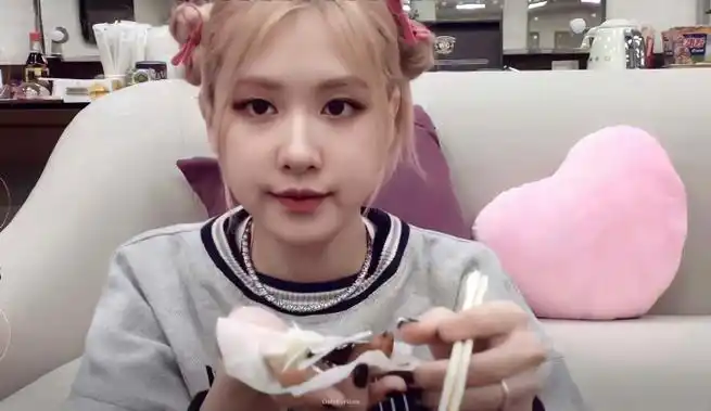 这位扎春丽头的小孩吃东西也太可爱了吧啊喂!#朴彩英