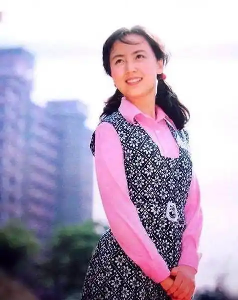 原创出生于军人家庭丈夫为支持她拍戏承包所有家务年过六十仍演戏