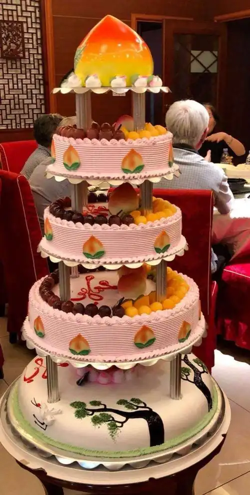 五层庆生大蛋糕闪亮登场