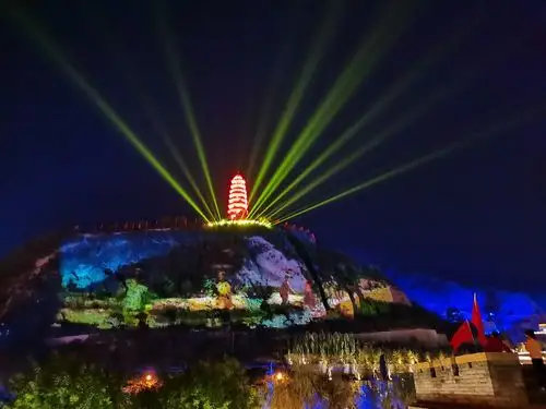 晚上宝塔山的灯光秀.