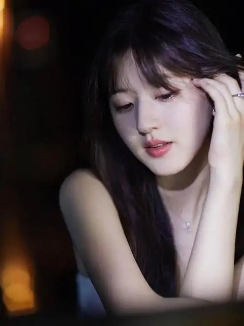 赵露思初秋光影写真大片晚风中的夜精灵满满的氛围感