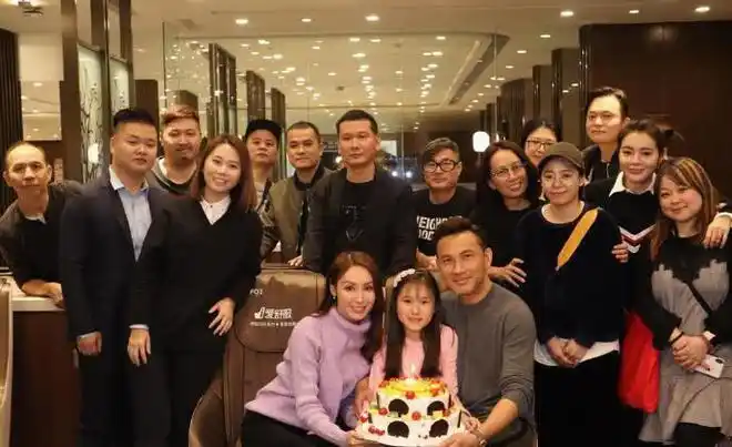 林文龙晒一家三口合影庆生8岁女儿越来越漂亮了