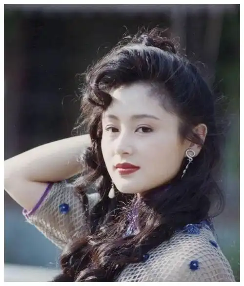 她就一直是学校里的文艺骨干,后来凭借着出众的外形条件,17岁时,陈红