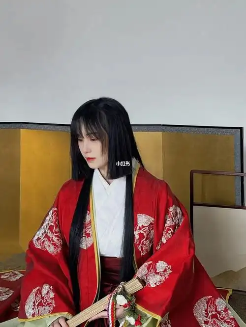 穿十二单衣的少女